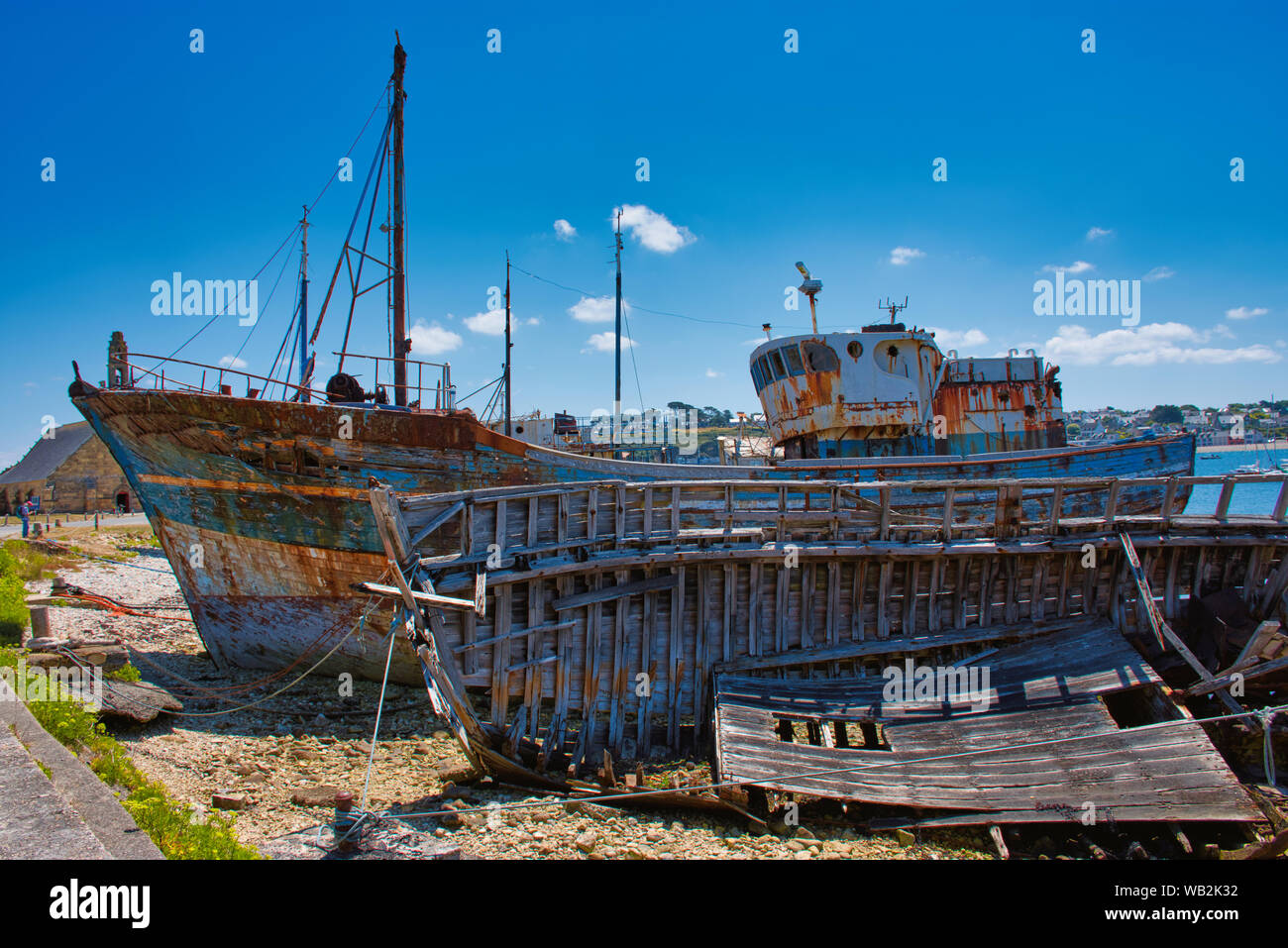 Alten, verlassenen Schiffswracks in der alten Boot Friedhof von Camaret-sur-Mer in der Bretagne, Frankreich Stockfoto