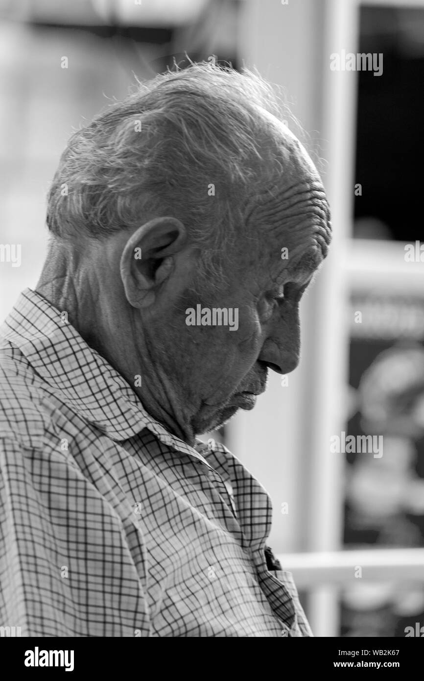 Alter Mann schlafend in den Schatten, Cavtat, Kroatien. Schwarz und Weiss Stockfoto