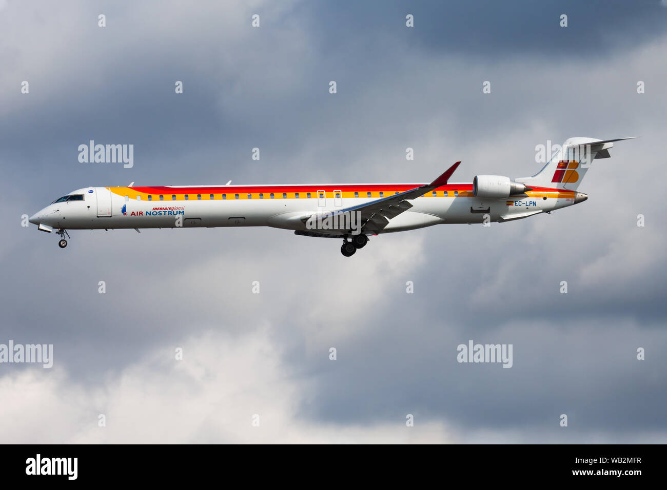 FRANKFURT/Deutschland - 12. AUGUST 2014: Iberia Regional Air Nostrum Bombardier CRJ-1000 EG-LPN Passagierflugzeug landen am Flughafen Frankfurt Stockfoto