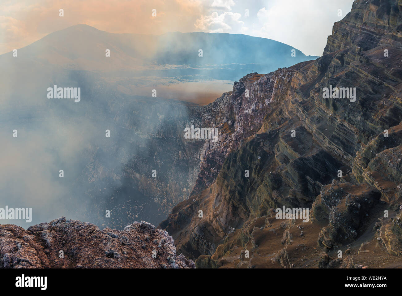 Die aktive vulkanische Krater des Vulkan Masaya mit ihren Emissionen (Schwefeldioxid) bei Sonnenuntergang zwischen Managua und Granada, Nicaragua. Stockfoto
