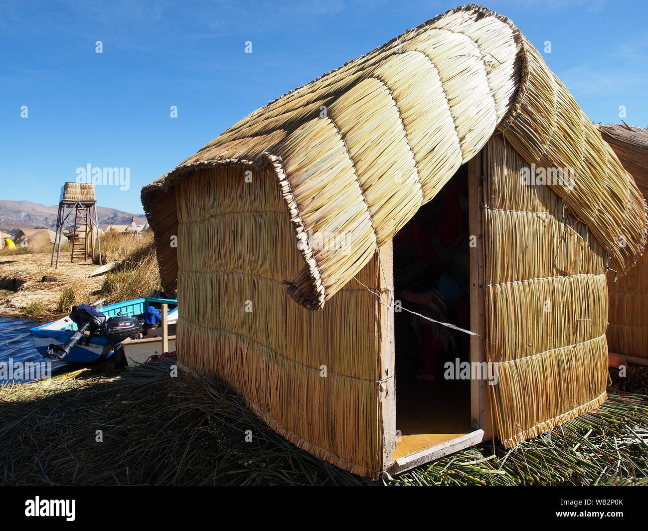 Eine typische totora Hütte auf einem Uro Insel. Die Uru oder Uros sind ein indigenes Volk von Peru und Bolivien, die auf eine ungefähre Hundert schwimmenden Inseln aus Totora-Schilf Reed, in der Nähe von Puno Titicaca See leben. Stockfoto