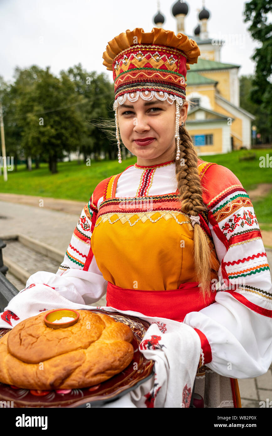 Russland, Uglitsch, Mädchen in traditionellen russischen Kostüm mit langer  Zopf vorzubereiten, Reisende mit Brot und Salz zu erfüllen Stockfotografie  - Alamy