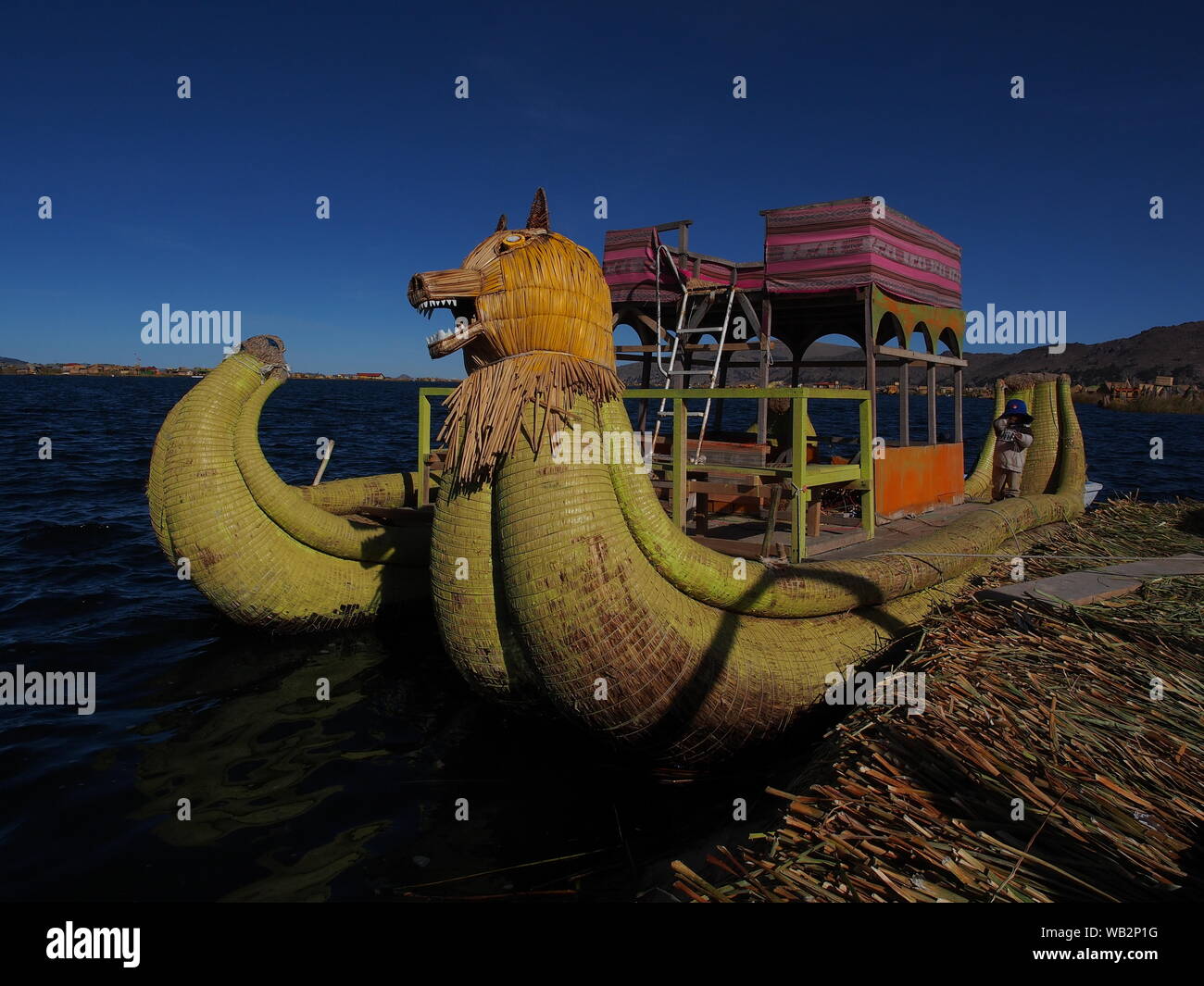 Eine typische Totora balse zu einem Uro Insel. Die Uru oder Uros sind ein indigenes Volk von Peru und Bolivien, die auf eine ungefähre Hundert schwimmenden Inseln aus Totora-Schilf Reed, in der Nähe von Puno Titicaca See leben. Stockfoto