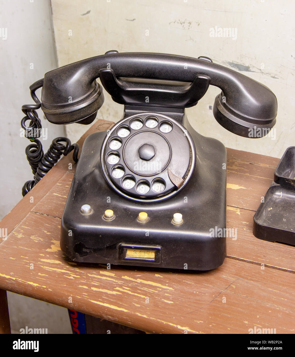 Alte schwarze Direktwahltelefon der 80er Jahre in einem Büro Stockfoto