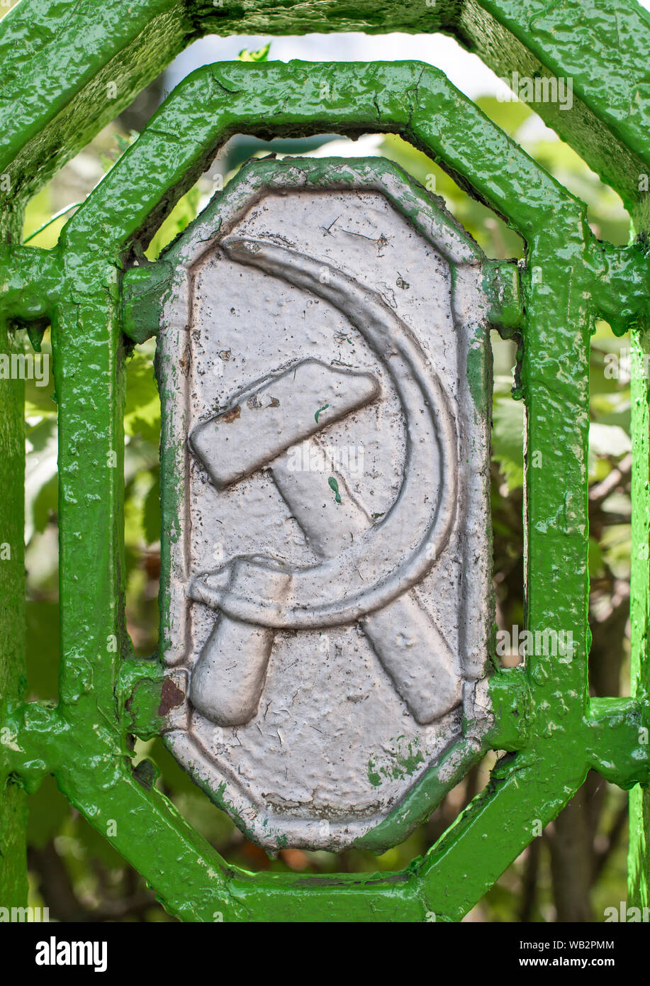 Hammer und Sichel Emblem auf den Zaun des Hauses - Museum des 1. Kongresses der SDAPR in Minsk, Belarus. Stockfoto