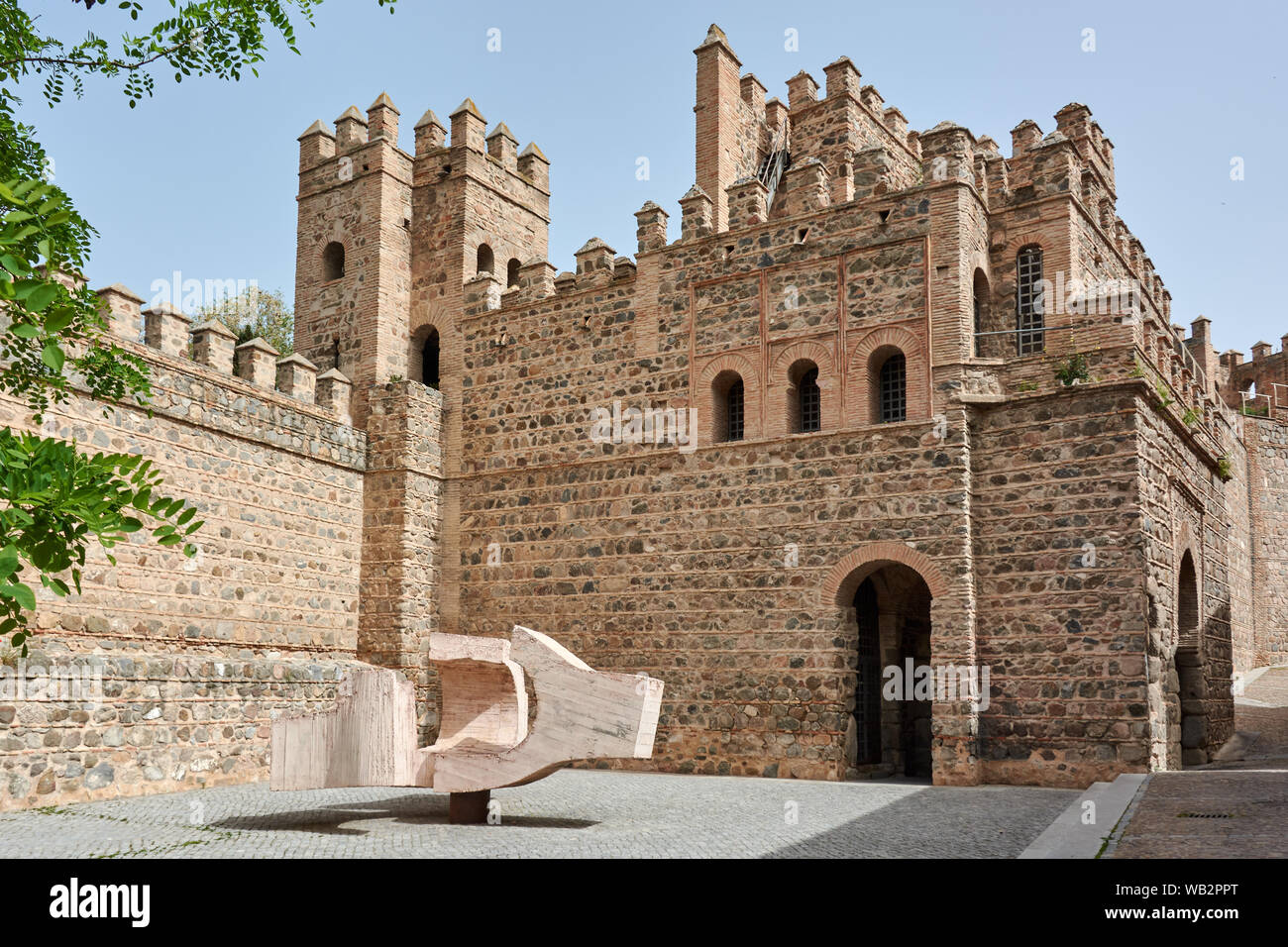 TOLEDO, Spanien - 24 April 2018: Alte befestigte Konstruktion und Mauern, der Teil der alten Bisagra Tor oder Gitter von Alfonso VI., in Toledo. Stockfoto