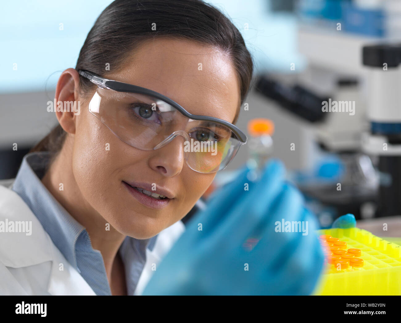Die biotechnologische Forschung. Wissenschaftler untersuchen Probe in einem Reagenzglas bereit für die automatisierte Analyse. Stockfoto