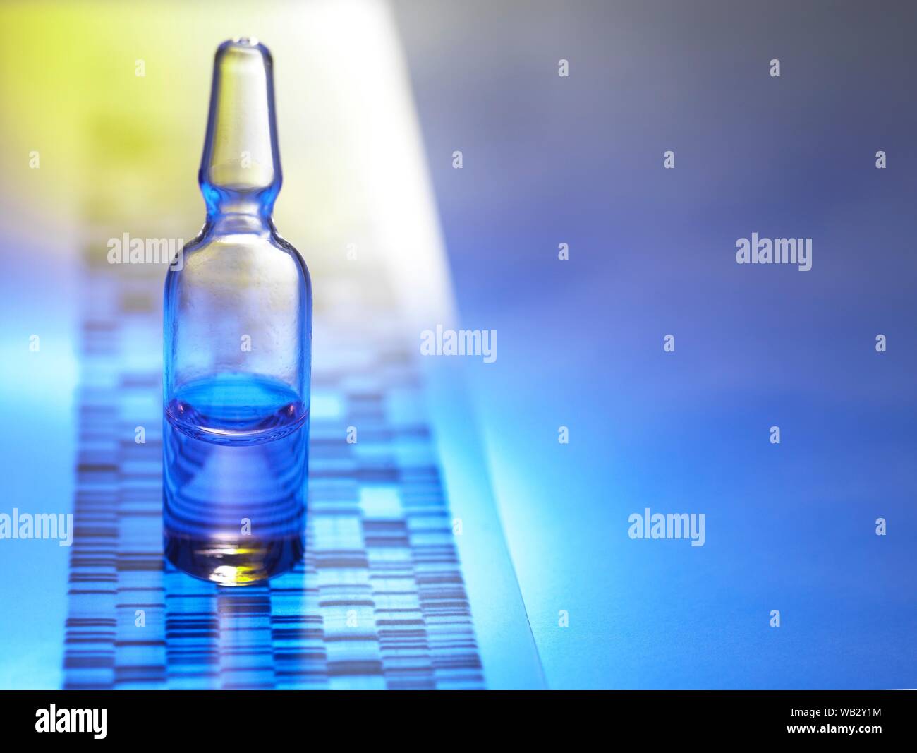 Genetische Medizin, konzeptionelle Bild. Medikament entwickelt mithilfe von Informationen aus einem Patienten DNA (Desoxyribonukleinsäure) einer bestimmten Krankheit zu kämpfen. Stockfoto