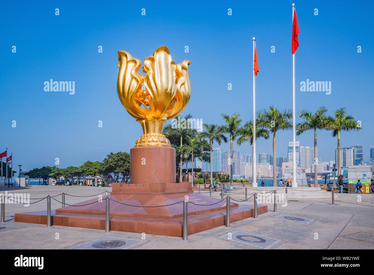 Hongkong - Dezember 15, 2016: Colden Bauhinia Blume Statue auf Golden Bauhinia Square am sonnigen Tag Zeit. Wan Chai. Stockfoto