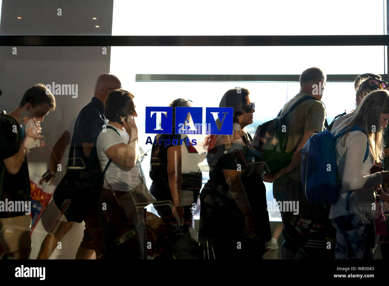 Die Menschen in der Schlange für den Abflug in den Gängen des Flughafens Stockfoto