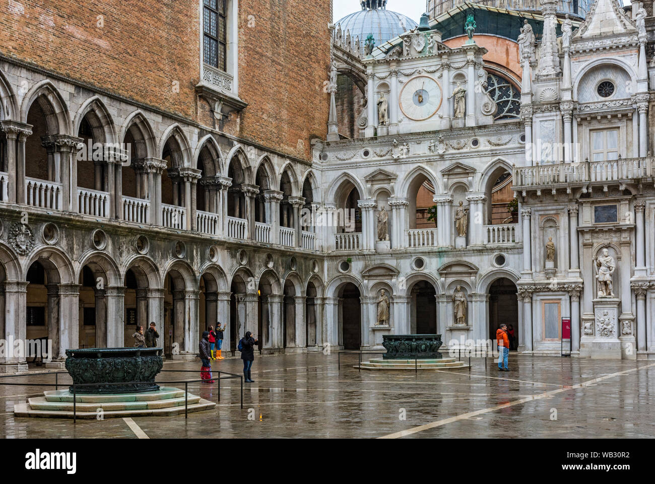 Die Facciata dell'Orologio (Fassade der Uhr) und Arkaden im Innenhof der Dogenpalast (Palazzo Ducale), Venedig, Italien Stockfoto