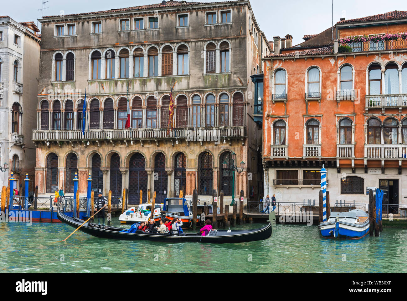 Gondeln auf dem Canal Grande (Canal Grande) vorbei am Palazzo Loredan, Venedig, Italien Stockfoto