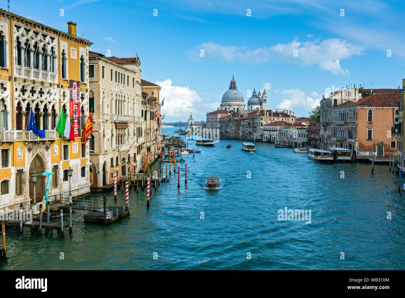 Der Palazzo Franchetti Cavalli (links) und den Canal Grande und der Ponte dell'Accademia Brücke, Venedig, Italien Stockfoto