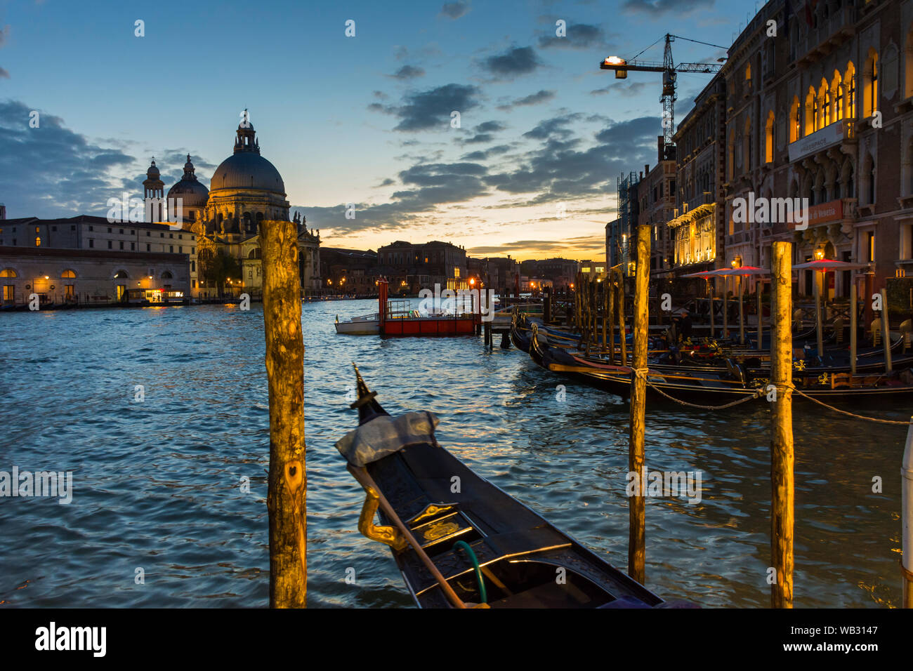 Die Basilica di Santa Maria della Salute über den Grand Canal bei Sonnenuntergang. Von der Seilbahnstation in der Calle Vallaresso, Venedig, Italien Stockfoto