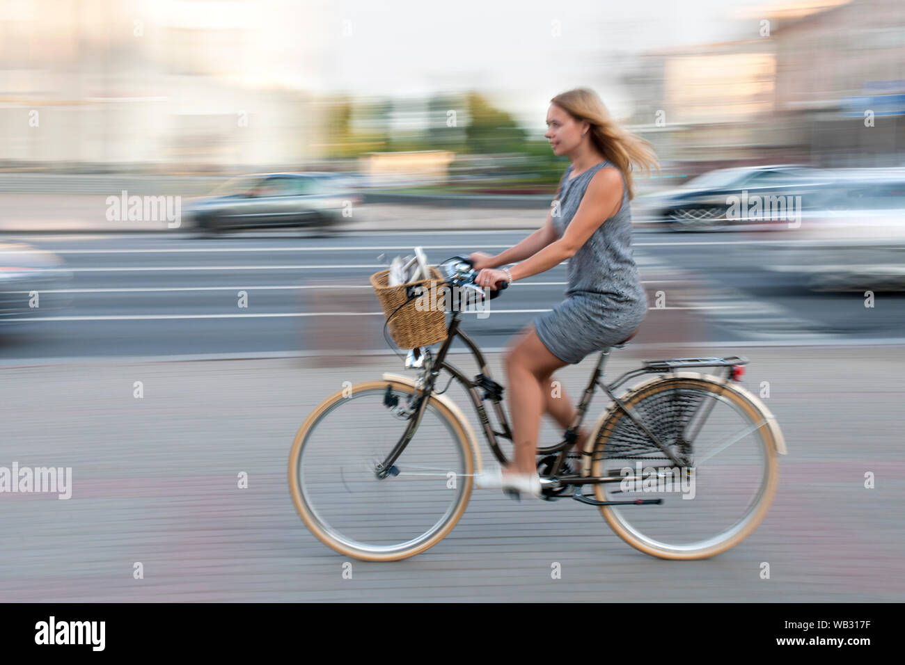 Frau auf einem Fahrrad in Minsk, Belarus. Stockfoto