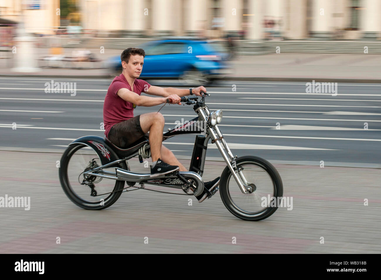 Mann auf einem Fahrrad in Minsk, Belarus. Stockfoto