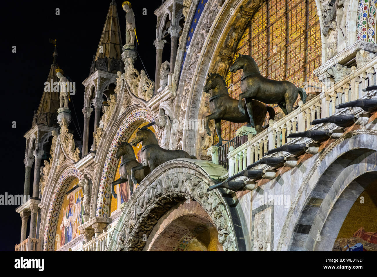 Die Replik vier Pferde von San Marco auf der westlichen Fassade der Basilika di San Marco (St Mark's Basilika) in der Nacht, Markusplatz, Venedig, Italien Stockfoto