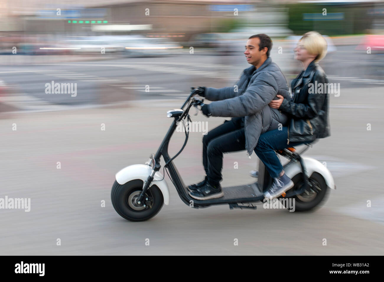 Paar auf einem elektrischen scooter in Minsk, Belarus. Stockfoto