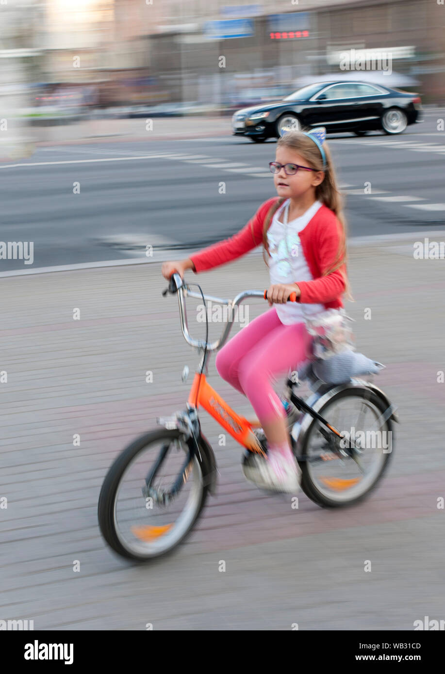 Junge Mädchen auf dem Fahrrad in Minsk, Belarus. Stockfoto