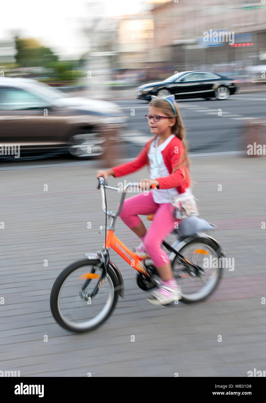 Junge Mädchen auf dem Fahrrad in Minsk, Belarus. Stockfoto