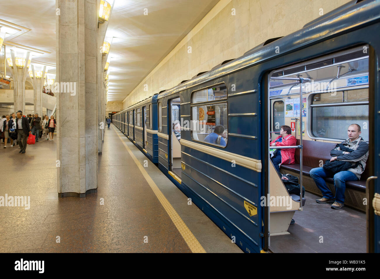 Passagiere auf einen Zug an der U-Bahnstation in Minsk, Belarus. Stockfoto