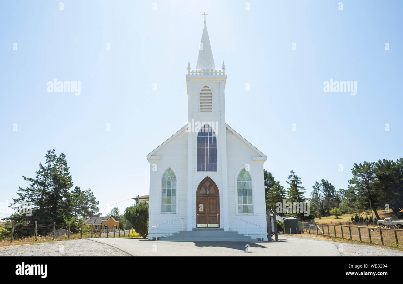 Bodega Bay, CA, USA - 11. August 2019: Blick auf den berühmten St. Teresa von Avila Kirche in den 1953 Film Alfred Hitchcocks "Die Vögel" Stockfoto