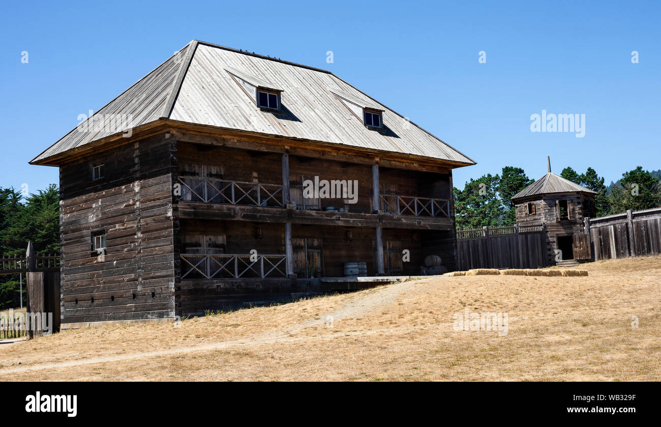 Fort Ross, CA - 12. August 2019: Ein Blick auf die zwei-stöckige russisch-amerikanischen Unternehmen Lager oder Magasin am Fort Ross, Kalifornien. Es funktionierte sowohl ein Stockfoto