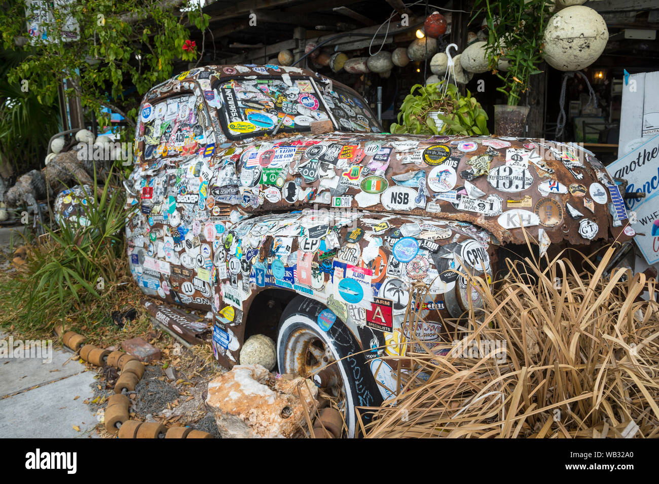 KEY WEST, Florida, USA - Januar 14, 2019: ein stillgelegtes vintage Stapler mit Aufkleber und Aufkleber verputzt steht in der Altstadt Touristenviertel. Stockfoto