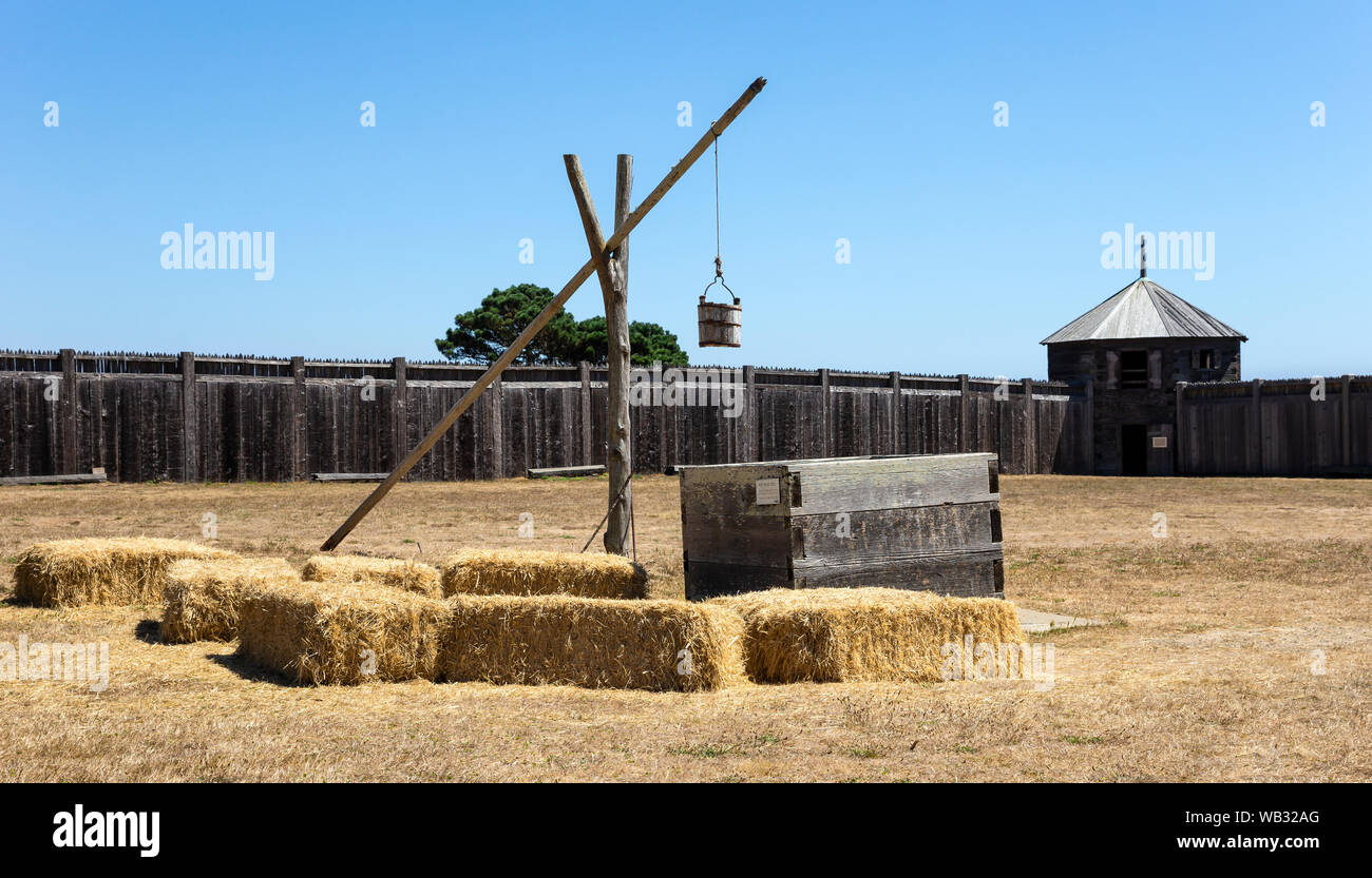 Fort Ross, CA - 12. August 2019: Ein Blick auf die gut und die defensive hölzerne Wände die erste russische Siedlung in Kalifornien zu schützen, Stockfoto
