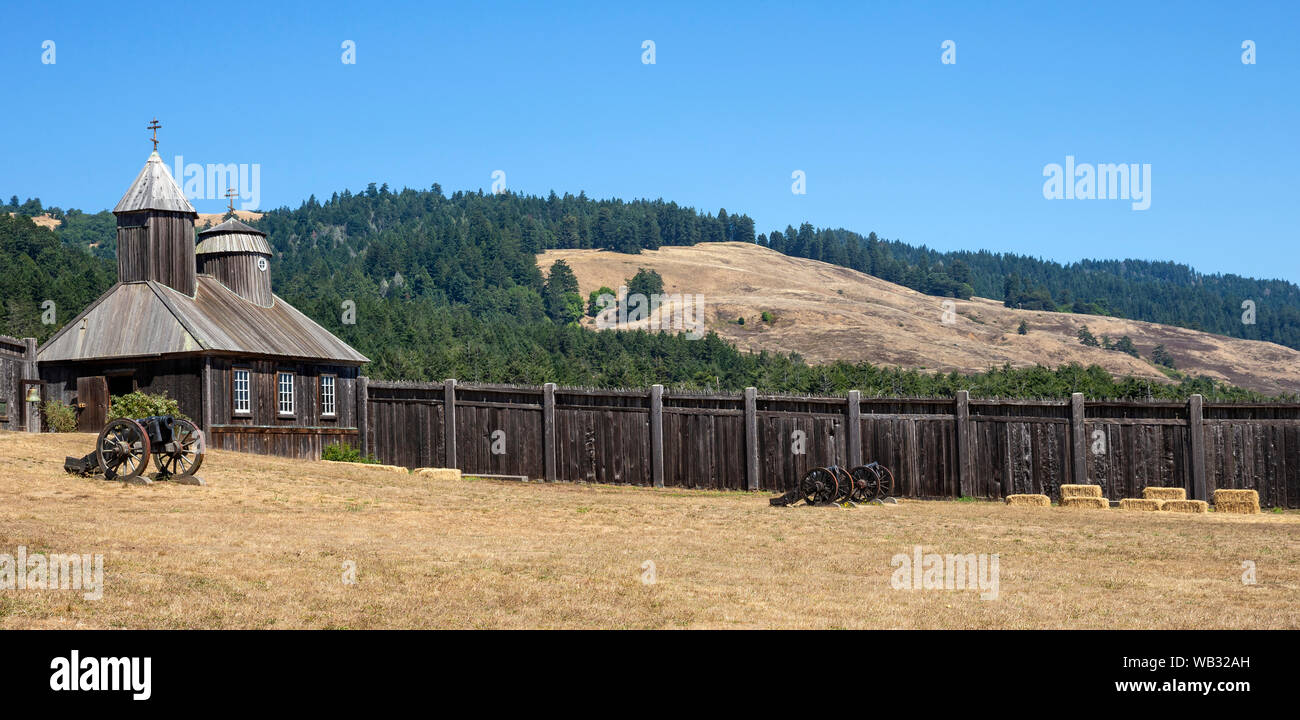 Fort Ross, CA - 12. August 2019: ein Blick auf Fort Ross Kapelle in der Mitte der 1820er Jahre gebaut. Es war das erste russisch-orthodoxe Struktur in Nordamerika outsi Stockfoto