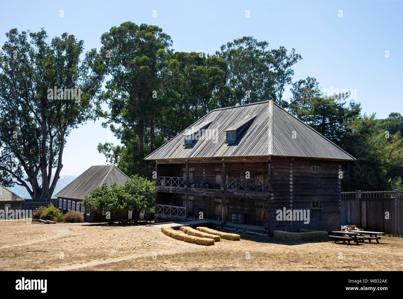 Fort Ross, CA - 12. August 2019: Ein Blick auf die zwei-stöckige russisch-amerikanischen Unternehmen Lager oder Magasin am Fort Ross, Kalifornien. Es funktionierte sowohl ein Stockfoto