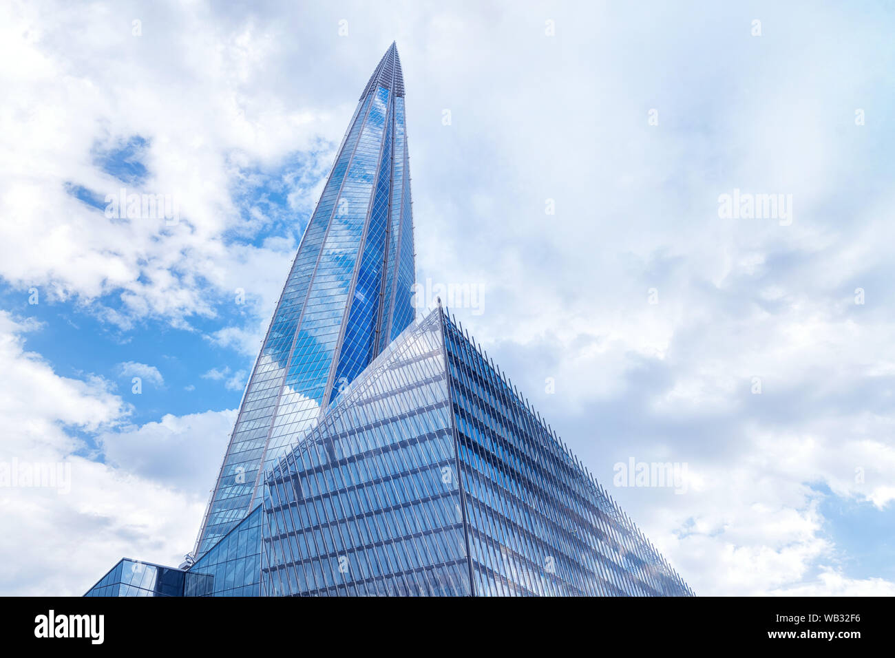 Sankt Petersburg. Russland - 21. MAI 2019. Skyscraper "Lakhta center" (Gazprom Hauptquartier) Low Angle View mit Sky Reflexion. Stockfoto