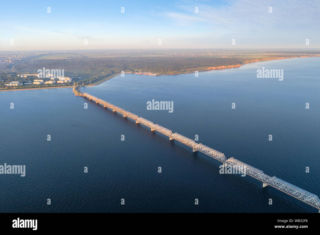Lange "Imperial" Brücke über die Wolga in Perm, Russland Antenne hohen Winkel betrachten. Stockfoto