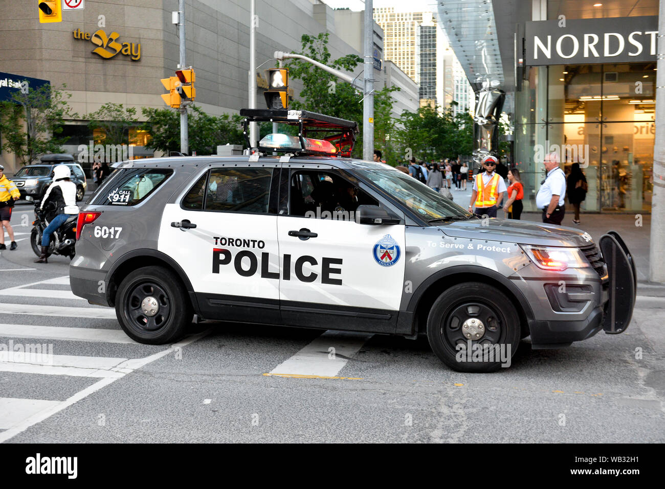 Toronto, Ontario, Kanada - 21. JUNI 2019: Polizei Auto während der Demonstration auf die Straße von Toronto bei Trans März Stolz und Monat. Stockfoto