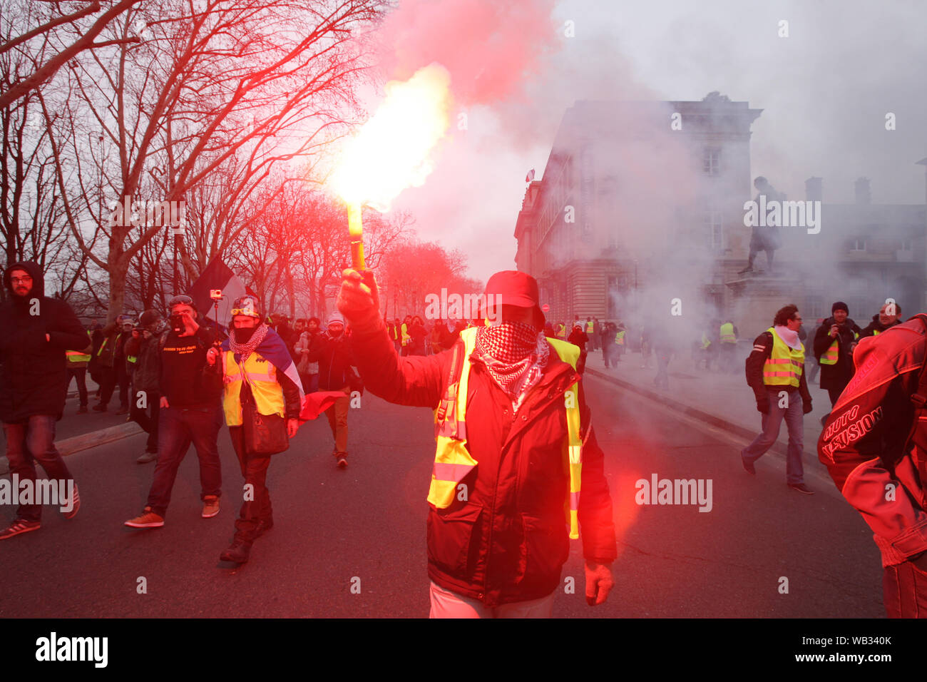 Die Demonstranten tragen gelbe Weste gelb Rauch in die Luft während der März ein Protest in Paris am 5. Januar 2019 in Paris, Frankreich zu schicken. Tausende von Demo Stockfoto