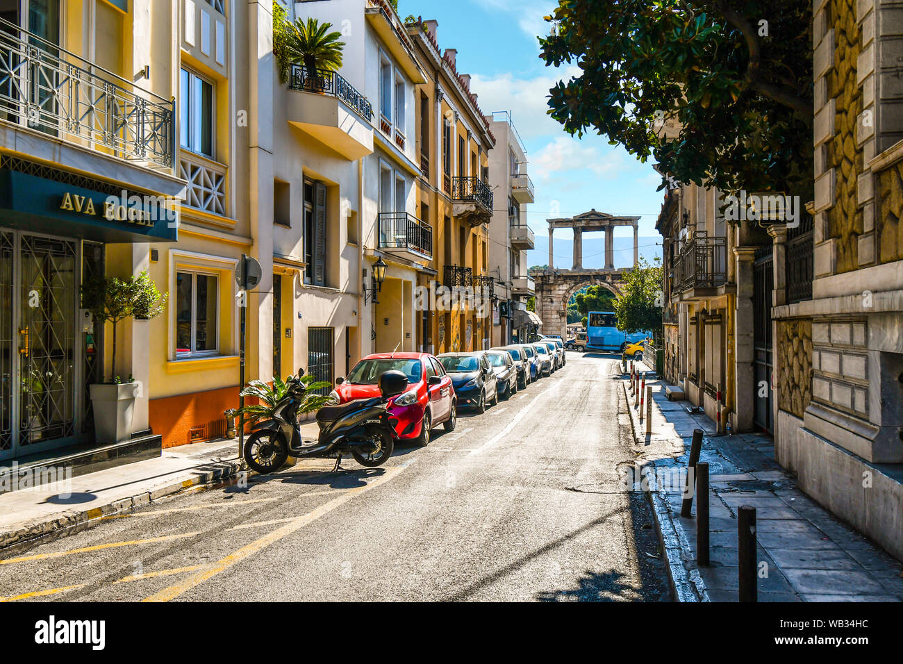 Blick von einer ruhigen Straße, da der Verkehr fließt durch den Bogen des Hadrian, in Griechisch als das Hadrianstor in der historischen Altstadt von Athen, Griechenland Stockfoto