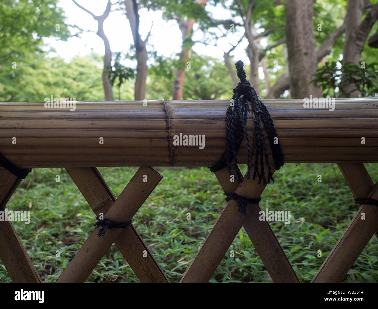 Ein traditionelles Bambus und Seil Zaun in einem Japanischen Garten, in  Tokio Stockfotografie - Alamy