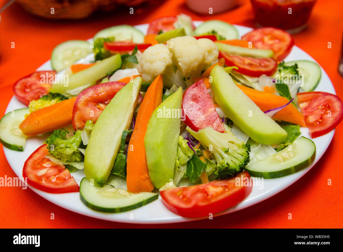 Salat mit Gurken, Salat, Tomaten und Avocado Stockfoto
