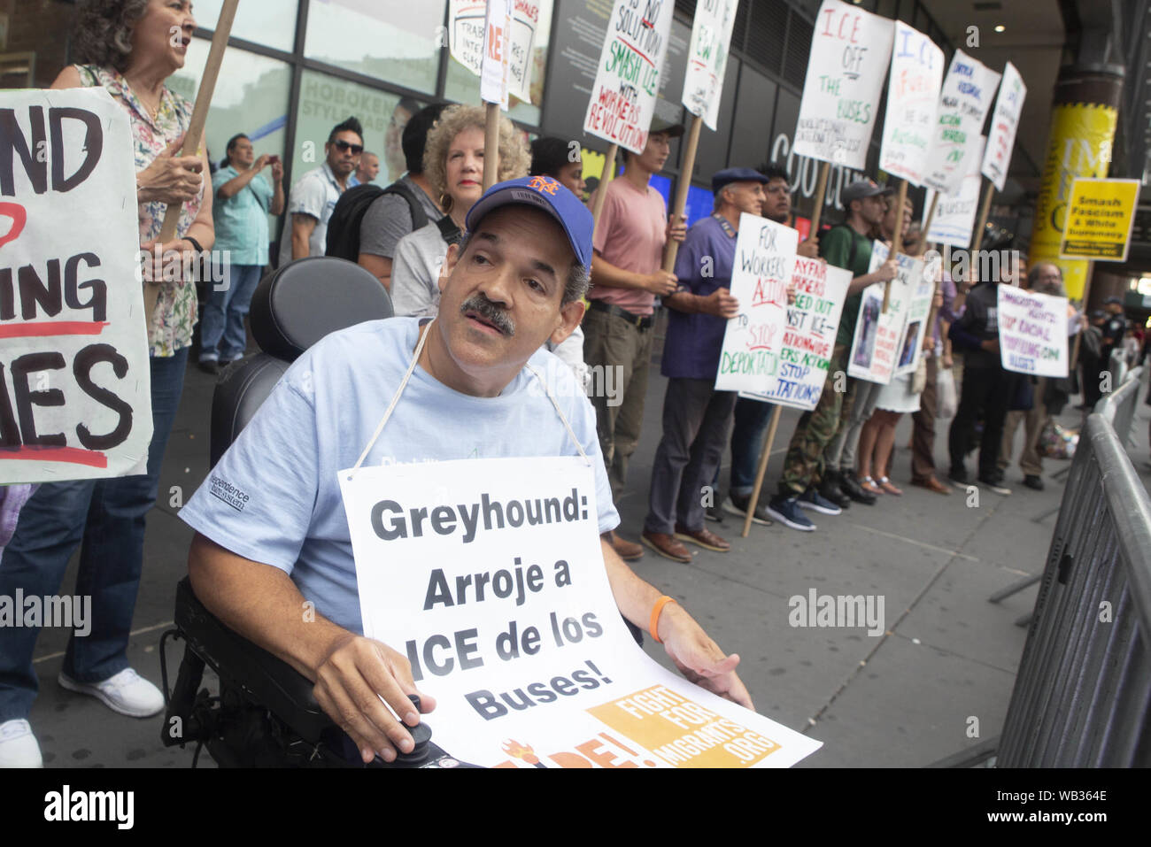 August 23, 2019: ROBERT AVECEDO, New York, erscheint während eines Protestes gegen Greyhound Corporation und Eis (Einreise Zoll- und Durchsetzung) am Port Authority Bus Terminal in der 42. und 8. Avenue in New York, New York. Über 100 Aktivistinnen aus einer Koalition von Gruppen einschließlich Feuer (für ausländische Flüchtlinge überall Kämpfen) Greyhound, EIS Agenten ihre Busse 'suchen für Migranten zu protestiert", sagten Beamte. "Als behinderte Person ich dies zu unterstützen wollte." "Avecedo sagte. Credit: Brian Zweig Preis/ZUMA Draht/Alamy leben Nachrichten Stockfoto