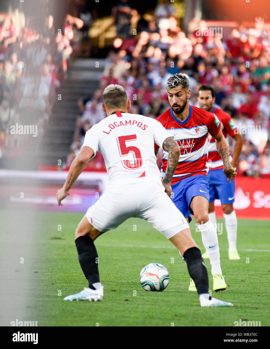 Granada CF Player, Alvaro Vadillo (l), die in Aktion während der Liga Santander Match zwischen Granada CF und FC Sevilla. (Final Score: Granada CF 0:1 FC Sevilla) Stockfoto