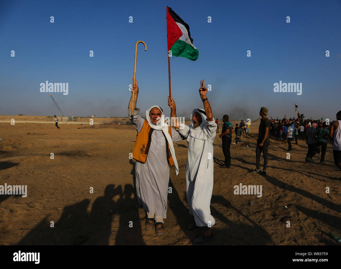 Gaza, Palästina. 23 Aug, 2019. Die Demonstranten skandieren Parolen bei einer anti-israelischen Demonstration an der Israel-Gaza Grenzzaun im südlichen Gazastreifen. Credit: SOPA Images Limited/Alamy leben Nachrichten Stockfoto