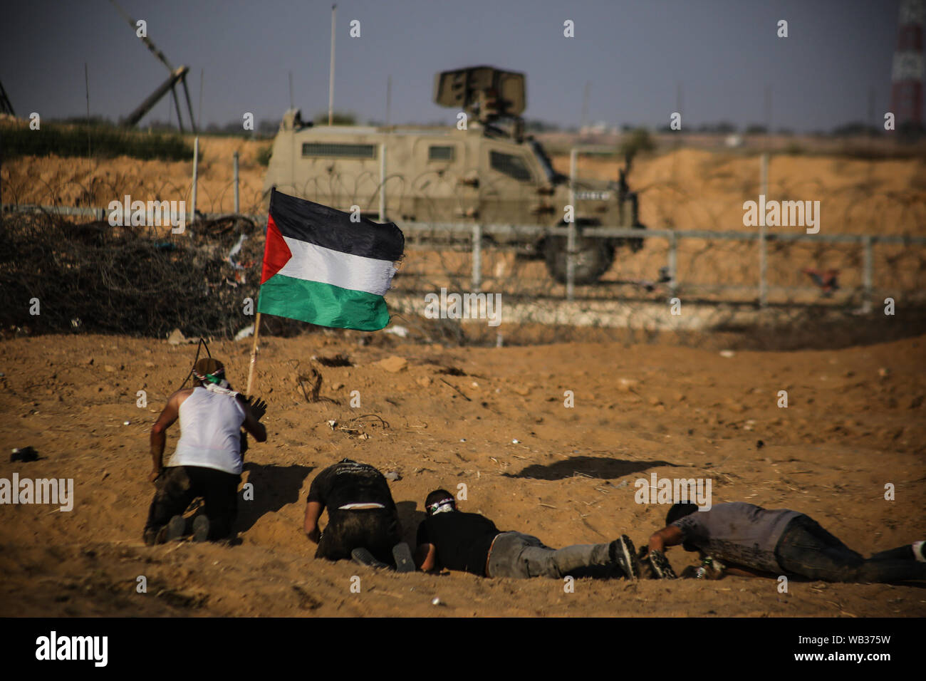 Gaza, Palästina. 23 Aug, 2019. Palästinenser Abdeckung während einer anti-israelischen Demonstration an der Israel-Gaza Grenzzaun im südlichen Gazastreifen. Credit: SOPA Images Limited/Alamy leben Nachrichten Stockfoto
