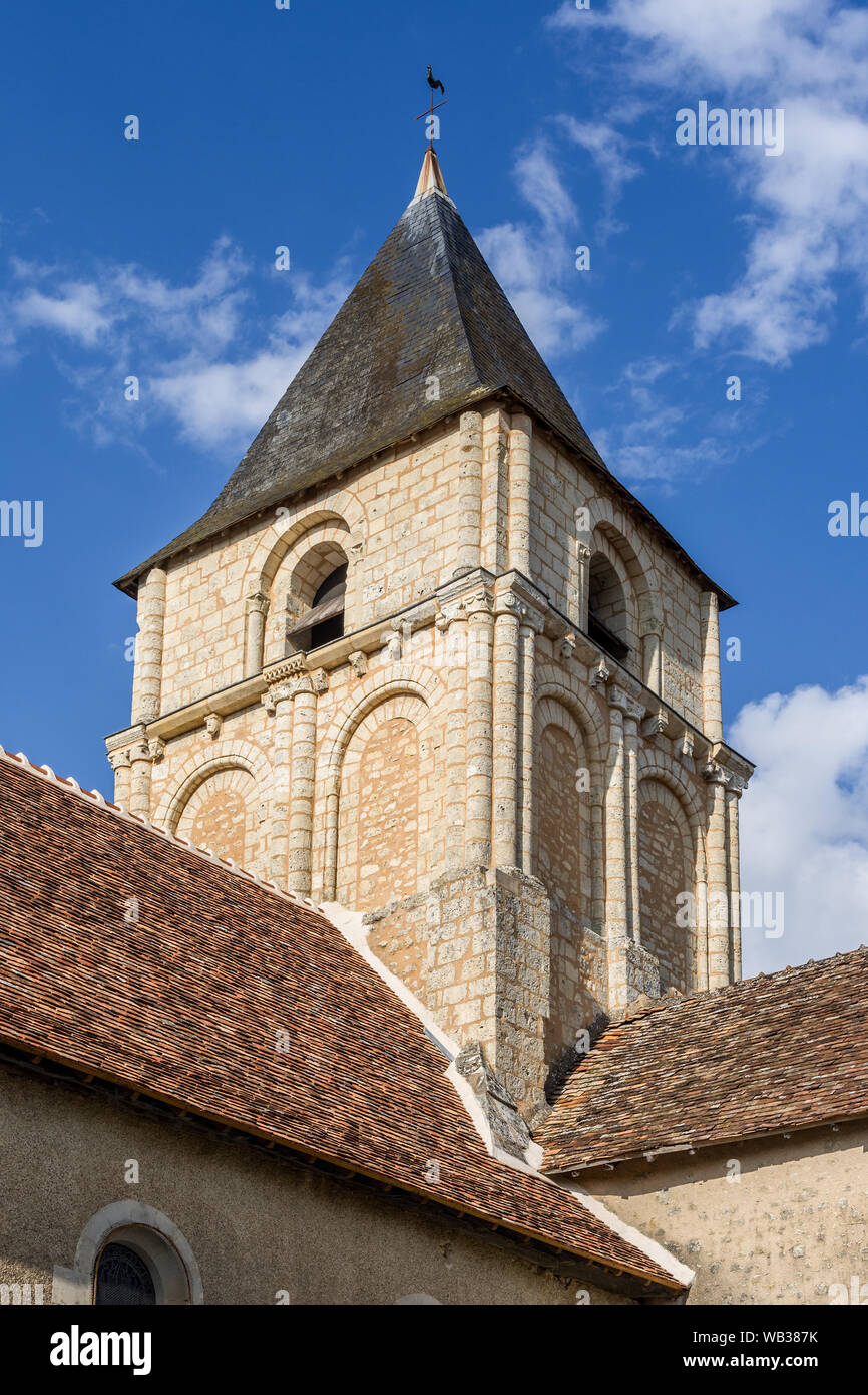 Stein erbaute Kirche Turm - Angles-sur-l'Anglin, Vienne, Frankreich. Stockfoto