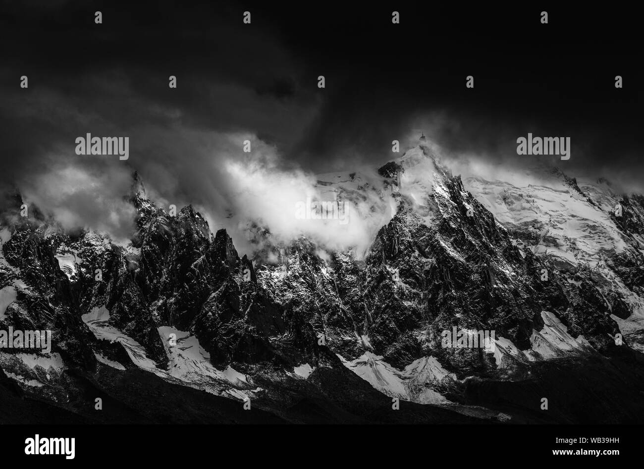 Aiguille du Midi und der Mont Blanc Massiv über Chamonix, Französischen Alpen Stockfoto