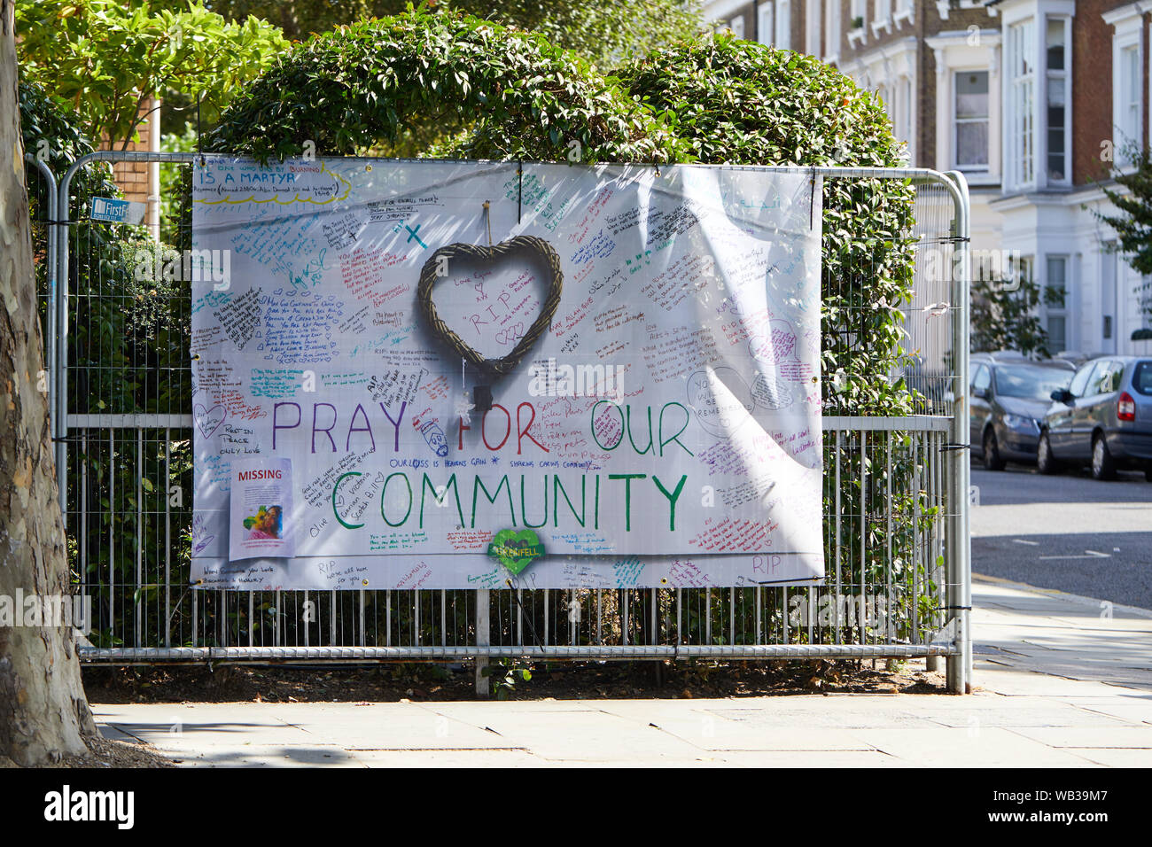 London, Großbritannien - 23 August 2019: ein Banner mit den Botschaften der Unterstützung für die Opfer der Grenfell Feuer auf der Route der Notting Hill Carnival angezeigt. Stockfoto