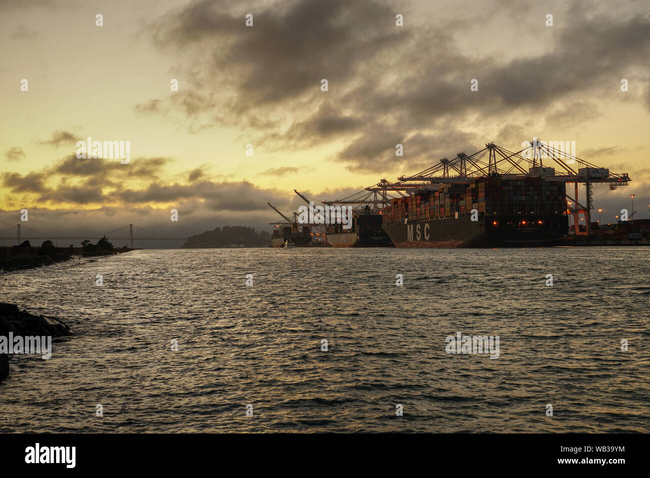 OAKLAND, Kalifornien - 23. AUGUST 2019: Hafen von Oakland ist ein großes Containerschiff in Oakland, Kalifornien. Es ist nun der fünfte geschäftigsten Stockfoto