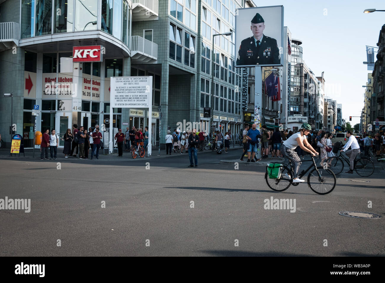 Berlin, Deutschland. 23 Aug, 2019. BERLIN, DEUTSCHLAND - 23 August zahlreiche Menschen auf der Straße sind am Checkpoint Charlie während des Tages. Am ehemaligen Grenzübergang für Diplomaten in Berlin, amerikanische und sowjetische Panzer einander gegenübergestellt wurde nach dem Fall der Mauer vor 58 Jahren gebaut. Seit vielen Jahren ist die freien Flächen im Bereich haben vorläufig verwendet worden. Am 23. August 2019 in Berlin Deutschland (Foto von Andrea Ronchini/Pacific Press) Quelle: Pacific Press Agency/Alamy leben Nachrichten Stockfoto