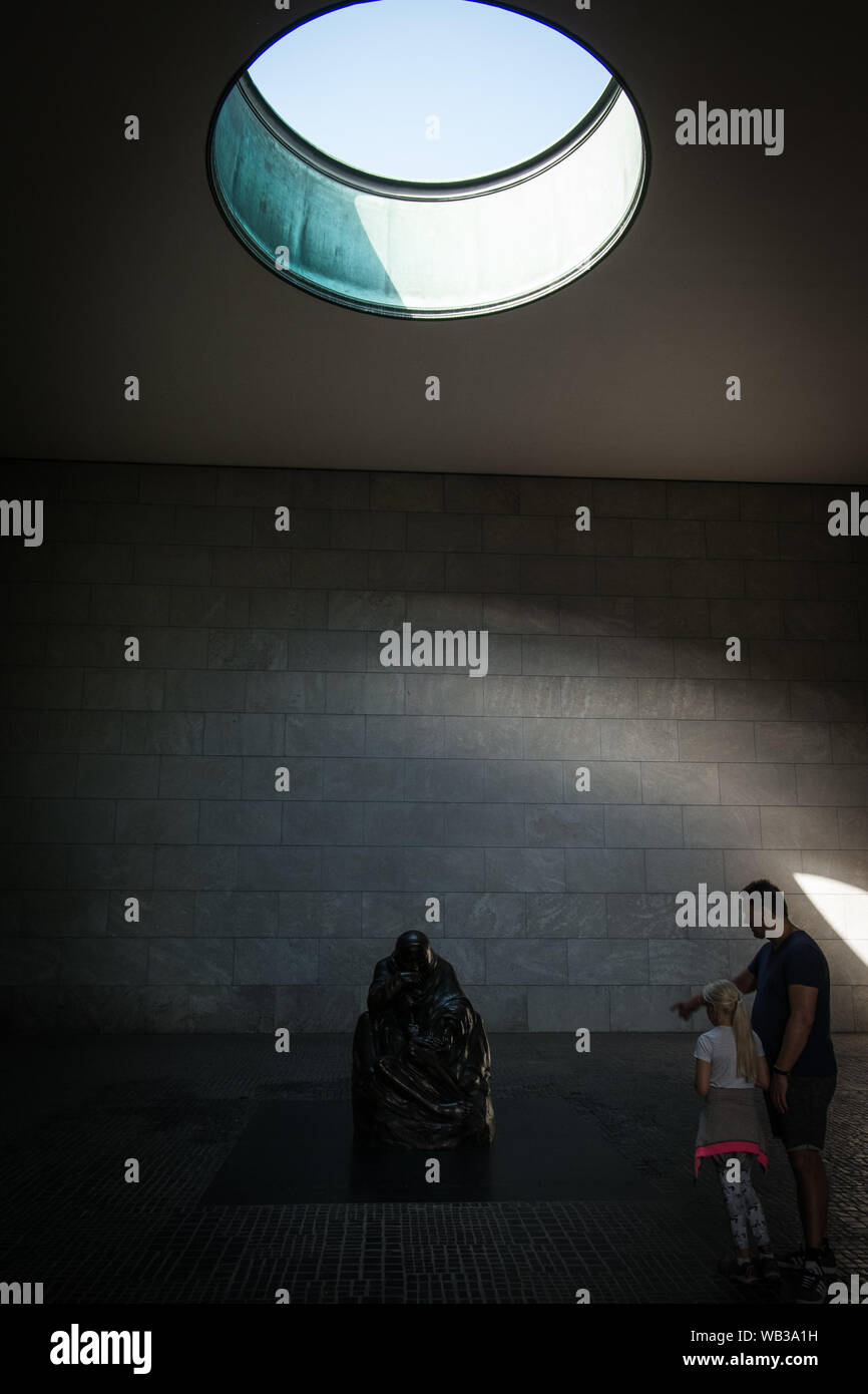 Berlin, Deutschland. 23 Aug, 2019. BERLIN, DEUTSCHLAND - 23 August. Le Neue Wache (Neue Wache) ist ein neoklassizistisches Denkmal im Zentrum von Berlin. Es wurde von Friedrich Wilhelm III. von Preußen zwischen 1816 und 1818 [1] als Sitz der Königlichen Garde und als ein Denkmal für die deutschen Soldaten, die kurz vor während der Kriege gegen Napoleon starb. Es ist auf dem berühmten Boulevard Unter den Linden, die auch in mehreren anderen neoklassischen Denkmäler reich ist. Am 23. August 2019 in Berlin Deutschland (Foto von Andrea Ronchini/Pacific Press) Quelle: Pacific Press Agency/Alamy Leben Nachrichten entfernt Stockfoto