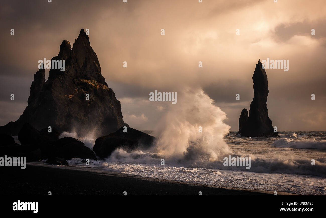 Reynisdrangar Sea Stacks in der Nähe von Vik im südlichen Island Stockfoto