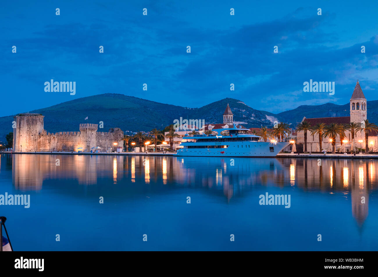 Trogir Hafen bei Dämmerung, Trogir, Kroatien, Europa Stockfoto